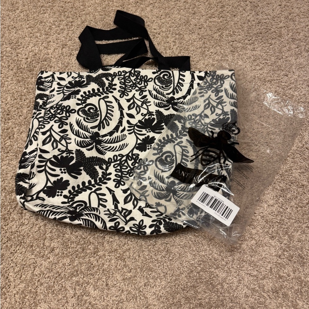 NWT Antthony Printed Canvas Black and White Floral Tote Bag Abstract Tropical